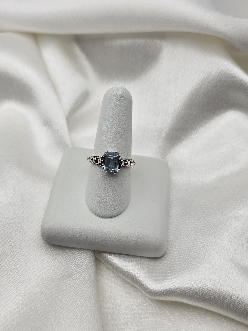 Sterling Silver Vintage-Style Blue Topaz Gemstone Ring